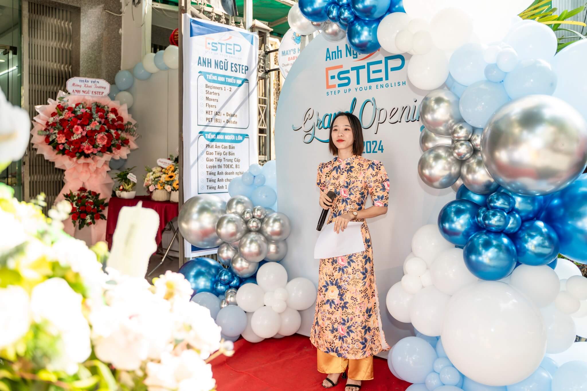 MC Cẩm Nhung năng động và trẻ trung giới thiệu nhiệt liệt chào mừng ngày khai trương trung tâm anh ngữ ESTEP tại Đà Nẵng