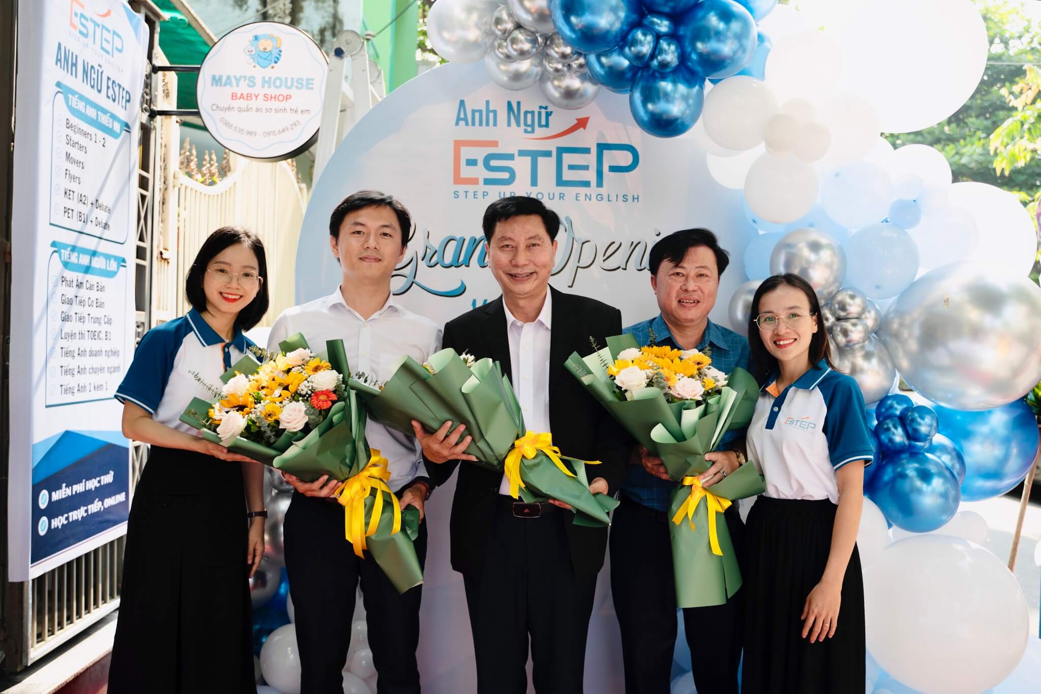 Qúy đại biểu nhận những bó hoa tươi thắm và lời cảm ơn chân thành từ trung tâm anh ngữ ESTEP Đà Nẵng nhân dịp khai trương