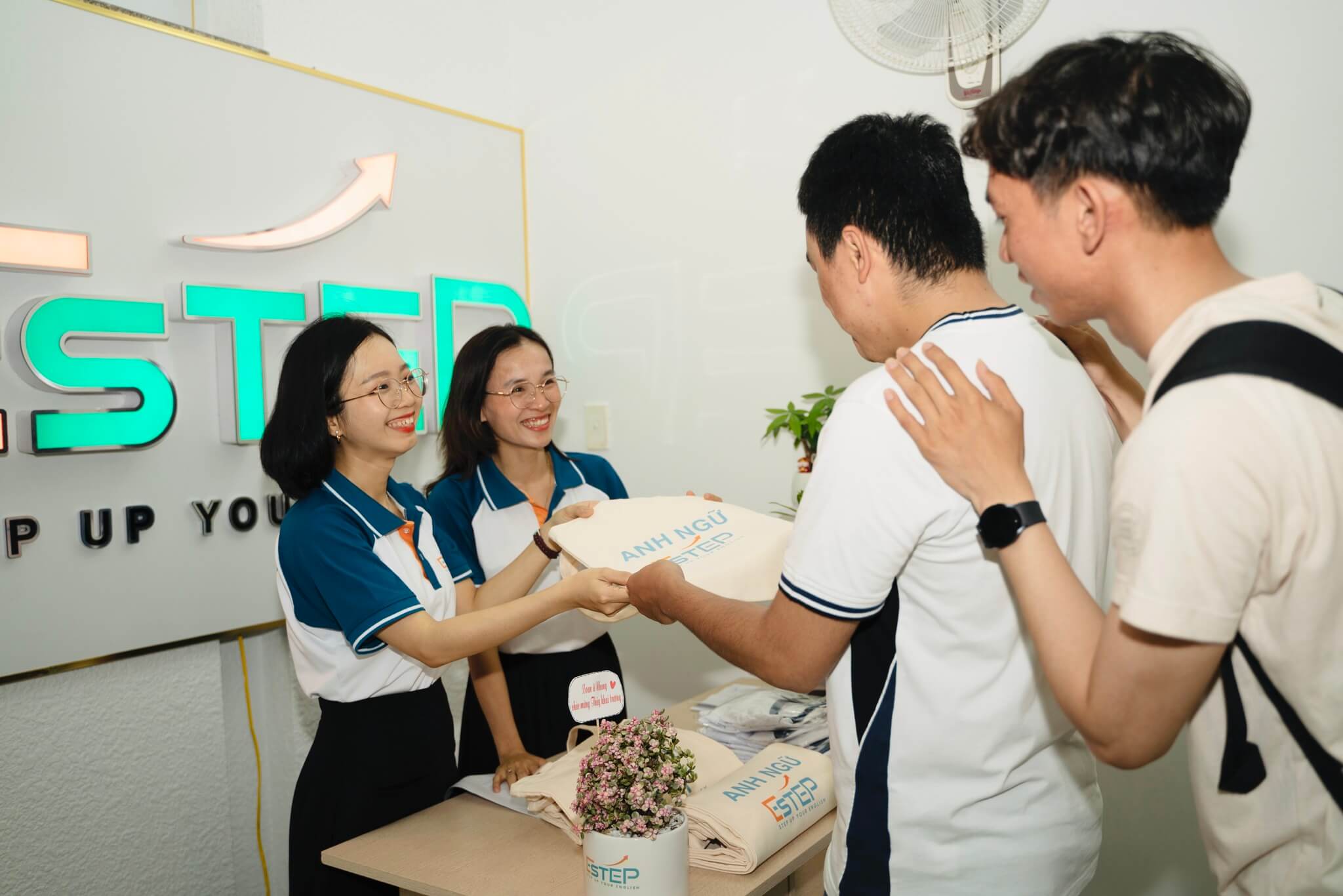 Những món quà ý nghĩa được gửi tặng tới các khách tham gia và học viên tại buổi khai trương trung tâm Anh ngữ ESTEP Đà Nẵng
