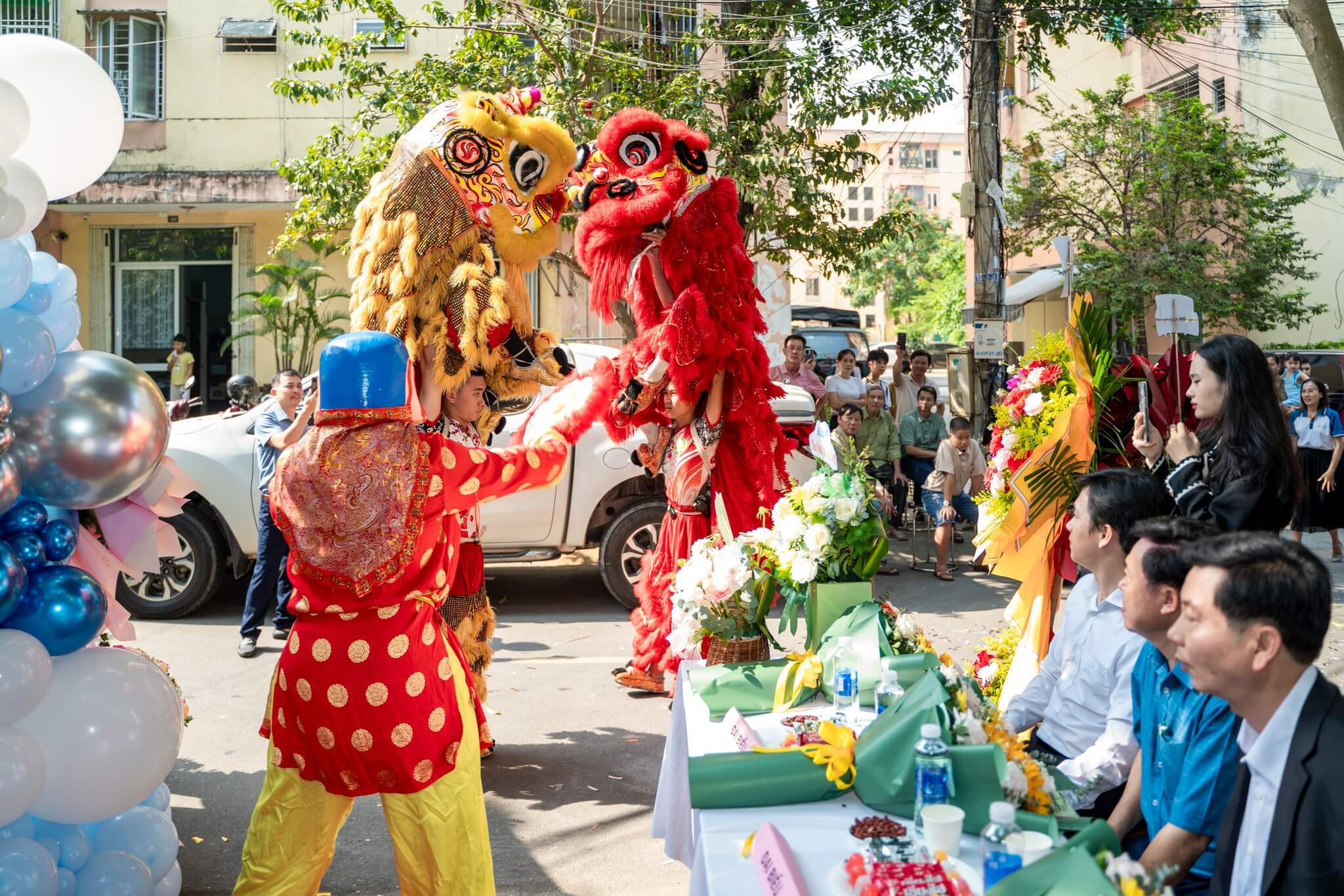 Múa lân sôi động và độc đáo tại buổi khai trương trung tâm Anh ngữ ESTEP tại Đà Nẵng