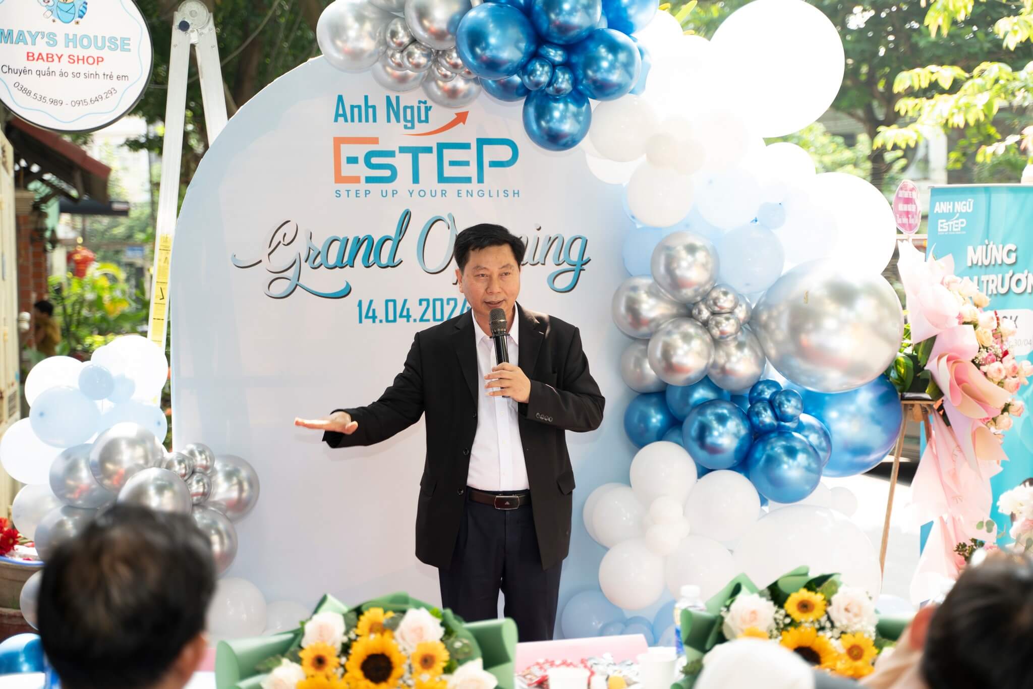 Thầy Nguyễn Công Tiền phát biểu và gửi lời chúc tới buổi khai trương trung tâm Anh ngữ ESTEP Đà Nẵng