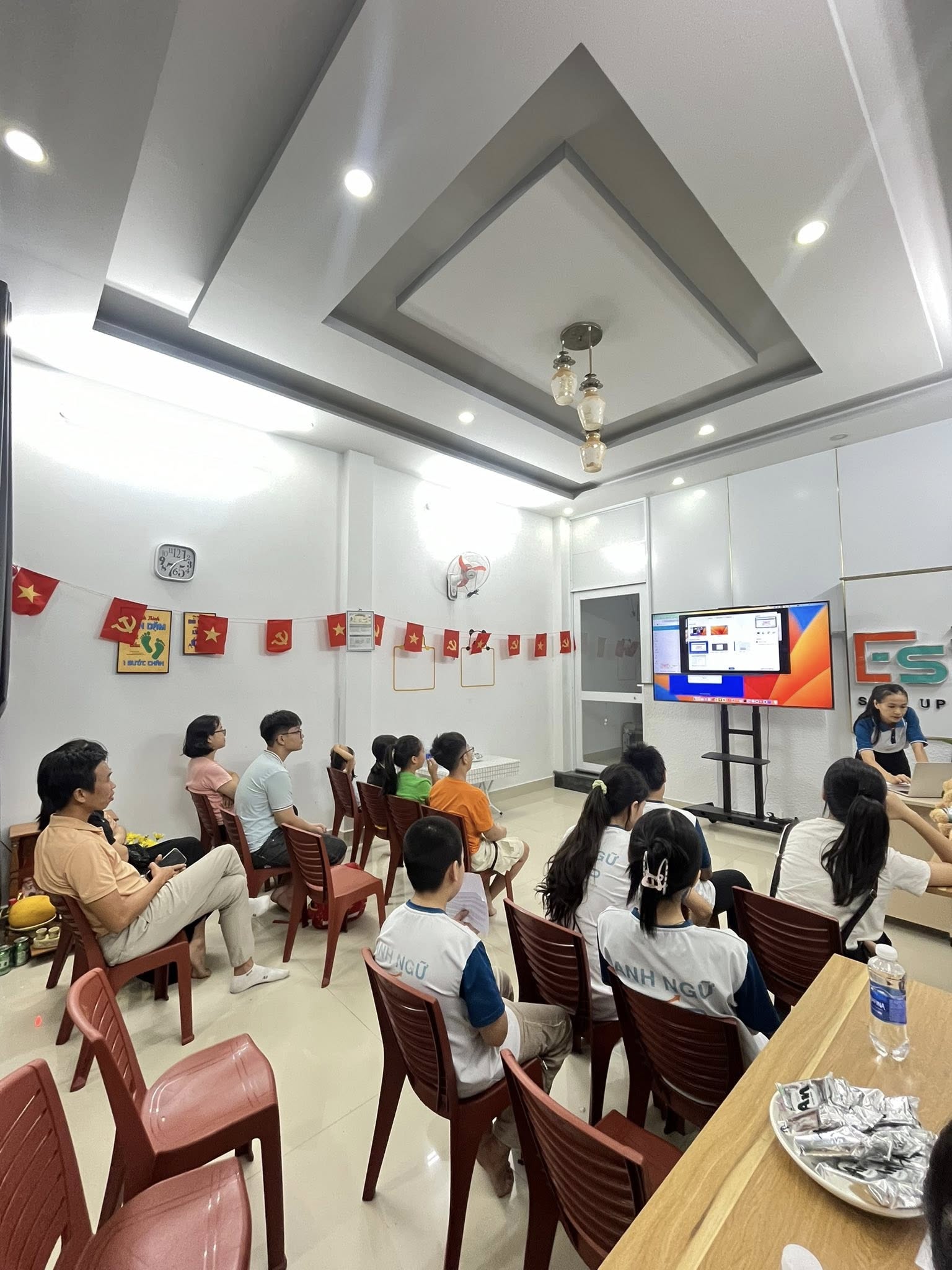 Những hình ảnh về cuộc thi thuyết trình tiếng anh ESTEP Young Voices 
