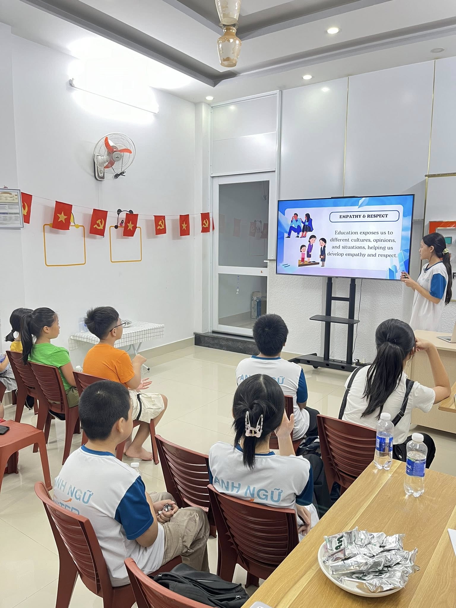 Những hình ảnh về cuộc thi thuyết trình tiếng anh ESTEP Young Voices 