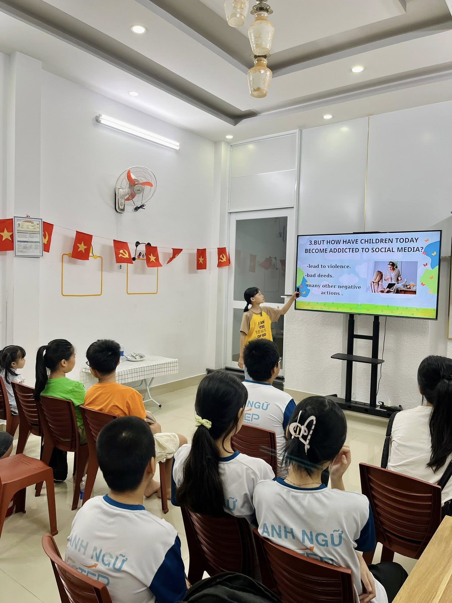 Những hình ảnh về cuộc thi thuyết trình tiếng anh ESTEP Young Voices 